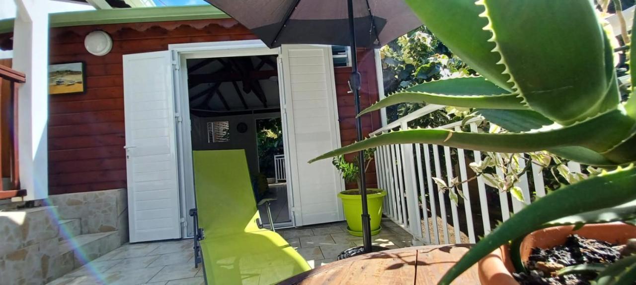 Gite Mamour - Charmant Petit Bungalow A Decouvrir Baillif Exterior photo