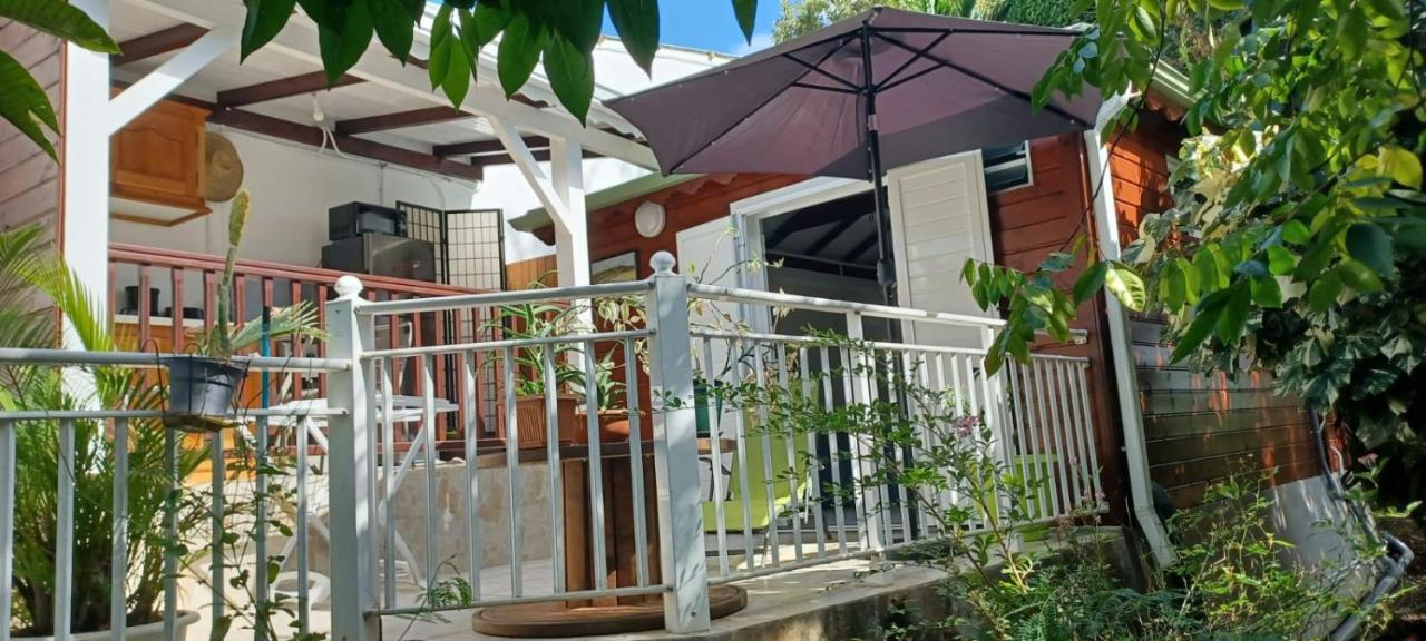 Gite Mamour - Charmant Petit Bungalow A Decouvrir Baillif Exterior photo